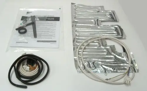 Daikin Heizungszubehör bestehend aus einer Installationsanleitung, mehreren Heizschlangen, einem Kabelsatz und Befestigungsmaterial.